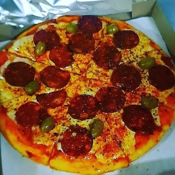 Pizza calabresa al horno de leña - Las Leñas San Telmo