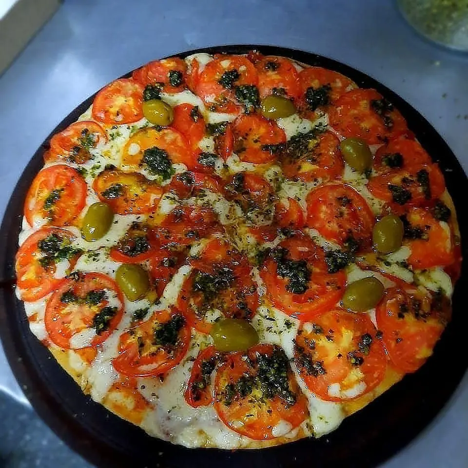 Pizza napolitana recién salida del horno de leña - Las Leñas